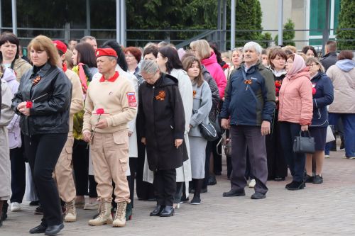 В Нурлате в День Победы начался с возложения цветов к памятнику воину-освободителю и на могилы Героев