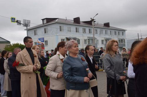 В Нурлате в День Победы начался с возложения цветов к памятнику воину-освободителю и на могилы Героев
