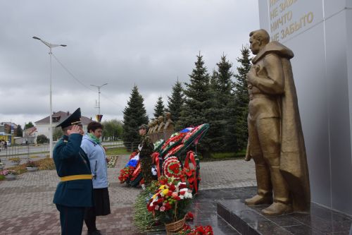 В Нурлате в День Победы начался с возложения цветов к памятнику воину-освободителю и на могилы Героев