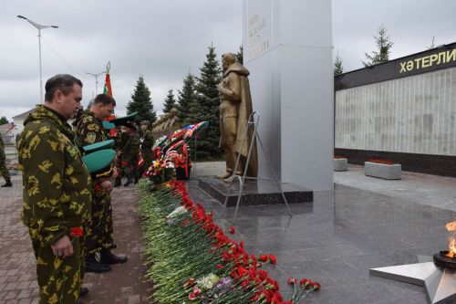 В Нурлате в День Победы начался с возложения цветов к памятнику воину-освободителю и на могилы Героев