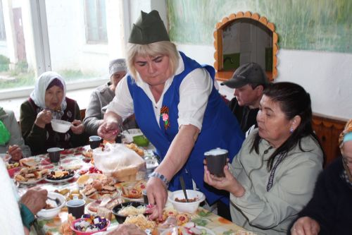 В День Победы Минталип Минеханов организовал праздничное чаепитие для жителей своего родного села Кривое Озеро