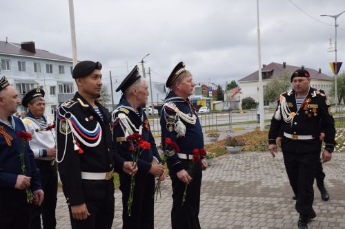 В Нурлате в День Победы начался с возложения цветов к памятнику воину-освободителю и на могилы Героев