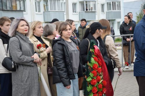 В Нурлате в День Победы начался с возложения цветов к памятнику воину-освободителю и на могилы Героев