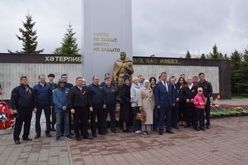 В Нурлате в День Победы начался с возложения цветов к памятнику воину-освободителю и на могилы Героев