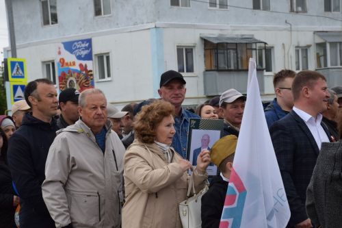 В Нурлате в День Победы начался с возложения цветов к памятнику воину-освободителю и на могилы Героев