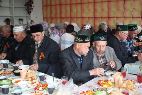 В День Победы Минталип Минеханов организовал праздничное чаепитие для жителей своего родного села Кривое Озеро