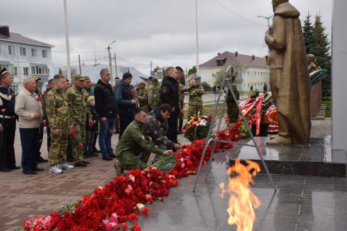 В Нурлате в День Победы начался с возложения цветов к памятнику воину-освободителю и на могилы Героев