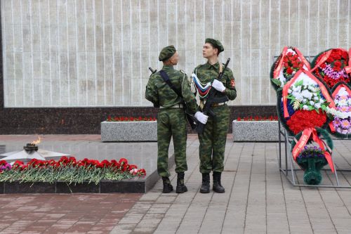 В Нурлате в День Победы начался с возложения цветов к памятнику воину-освободителю и на могилы Героев