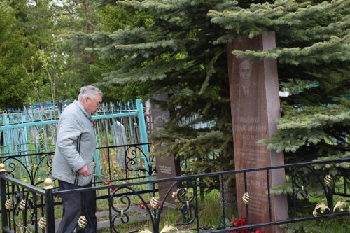 В Нурлате в День Победы начался с возложения цветов к памятнику воину-освободителю и на могилы Героев