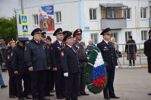 В Нурлате в День Победы начался с возложения цветов к памятнику воину-освободителю и на могилы Героев