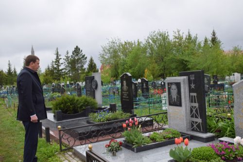 В Нурлате в День Победы начался с возложения цветов к памятнику воину-освободителю и на могилы Героев