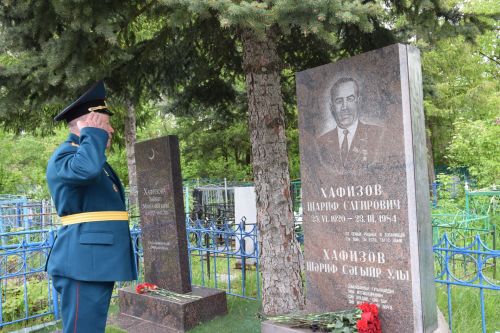 В Нурлате в День Победы начался с возложения цветов к памятнику воину-освободителю и на могилы Героев