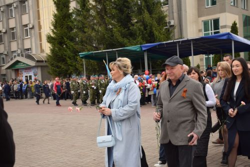В Нурлате в День Победы начался с возложения цветов к памятнику воину-освободителю и на могилы Героев
