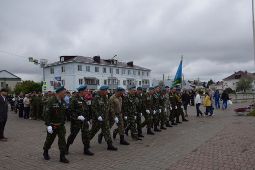 В Нурлате в День Победы начался с возложения цветов к памятнику воину-освободителю и на могилы Героев
