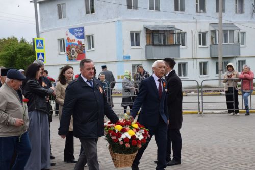 В Нурлате в День Победы начался с возложения цветов к памятнику воину-освободителю и на могилы Героев