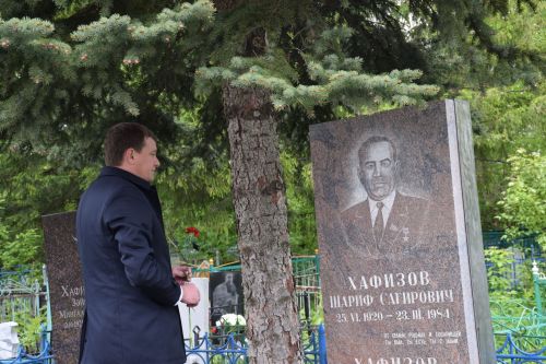 В Нурлате в День Победы начался с возложения цветов к памятнику воину-освободителю и на могилы Героев