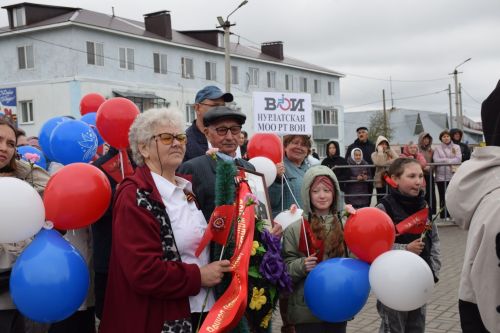 В Нурлате в День Победы начался с возложения цветов к памятнику воину-освободителю и на могилы Героев