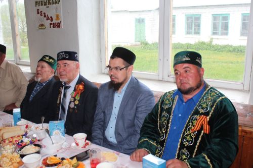 В День Победы Минталип Минеханов организовал праздничное чаепитие для жителей своего родного села Кривое Озеро