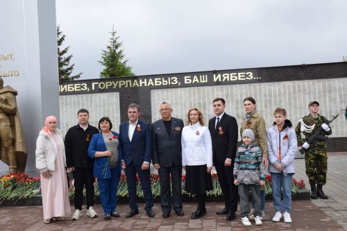 В Нурлате в День Победы начался с возложения цветов к памятнику воину-освободителю и на могилы Героев