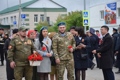 В Нурлате в День Победы начался с возложения цветов к памятнику воину-освободителю и на могилы Героев