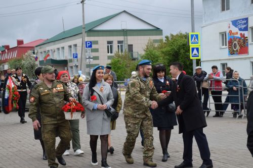 В Нурлате в День Победы начался с возложения цветов к памятнику воину-освободителю и на могилы Героев