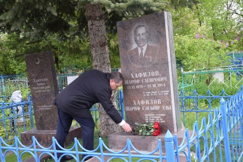 В Нурлате в День Победы начался с возложения цветов к памятнику воину-освободителю и на могилы Героев