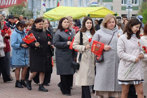 В Нурлате в День Победы начался с возложения цветов к памятнику воину-освободителю и на могилы Героев