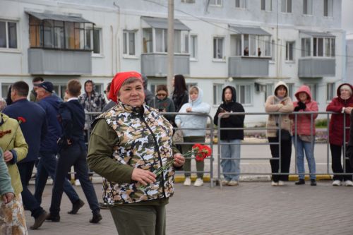 В Нурлате в День Победы начался с возложения цветов к памятнику воину-освободителю и на могилы Героев