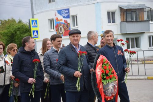 В Нурлате в День Победы начался с возложения цветов к памятнику воину-освободителю и на могилы Героев