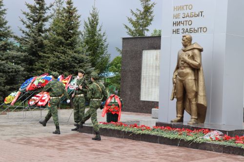 В Нурлате в День Победы начался с возложения цветов к памятнику воину-освободителю и на могилы Героев