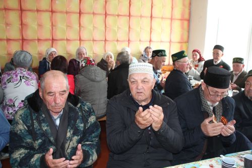 В День Победы Минталип Минеханов организовал праздничное чаепитие для жителей своего родного села Кривое Озеро
