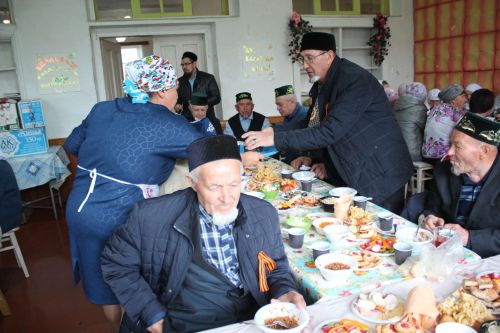 В День Победы Минталип Минеханов организовал праздничное чаепитие для жителей своего родного села Кривое Озеро