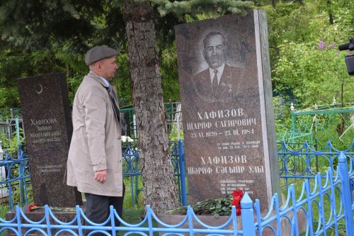 В Нурлате в День Победы начался с возложения цветов к памятнику воину-освободителю и на могилы Героев