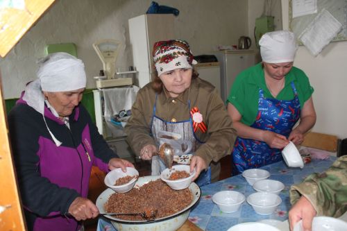 В День Победы Минталип Минеханов организовал праздничное чаепитие для жителей своего родного села Кривое Озеро