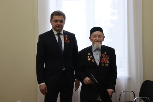 Дамир Ишкинеев чествовал ветерана войны в День Победы