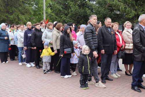В Нурлате в День Победы начался с возложения цветов к памятнику воину-освободителю и на могилы Героев