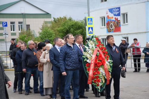 В Нурлате в День Победы начался с возложения цветов к памятнику воину-освободителю и на могилы Героев