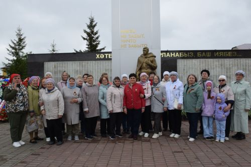В Нурлате в День Победы начался с возложения цветов к памятнику воину-освободителю и на могилы Героев