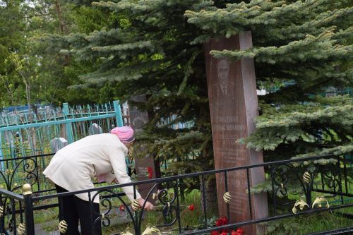 В Нурлате в День Победы начался с возложения цветов к памятнику воину-освободителю и на могилы Героев