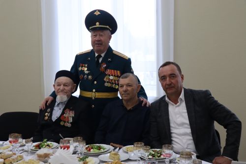 Дамир Ишкинеев чествовал ветерана войны в День Победы