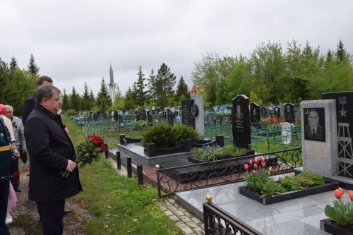 В Нурлате в День Победы начался с возложения цветов к памятнику воину-освободителю и на могилы Героев