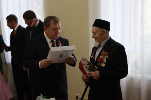 Дамир Ишкинеев чествовал ветерана войны в День Победы
