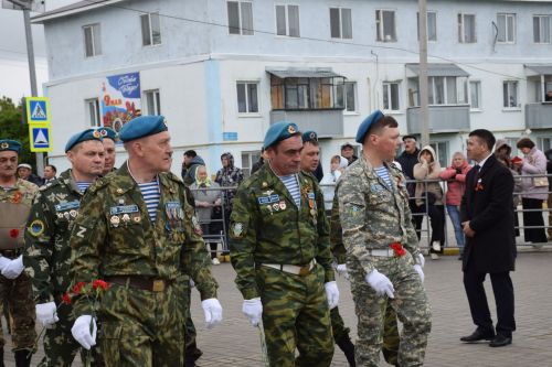 В Нурлате в День Победы начался с возложения цветов к памятнику воину-освободителю и на могилы Героев