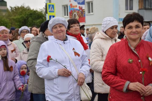 В Нурлате в День Победы начался с возложения цветов к памятнику воину-освободителю и на могилы Героев