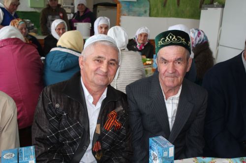 В День Победы Минталип Минеханов организовал праздничное чаепитие для жителей своего родного села Кривое Озеро