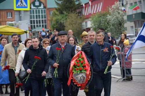 В Нурлате в День Победы начался с возложения цветов к памятнику воину-освободителю и на могилы Героев