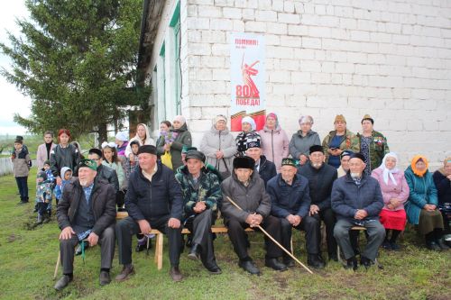 В День Победы Минталип Минеханов организовал праздничное чаепитие для жителей своего родного села Кривое Озеро
