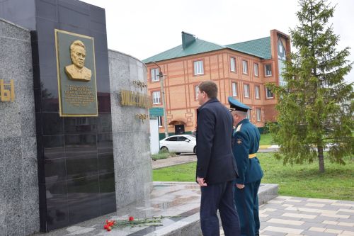 В Нурлате в День Победы начался с возложения цветов к памятнику воину-освободителю и на могилы Героев