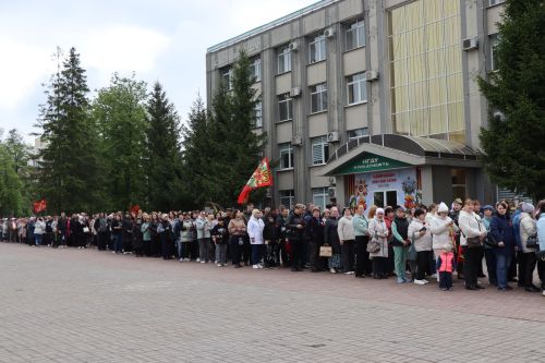 В Нурлате в День Победы начался с возложения цветов к памятнику воину-освободителю и на могилы Героев