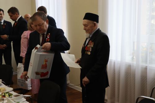 Дамир Ишкинеев чествовал ветерана войны в День Победы